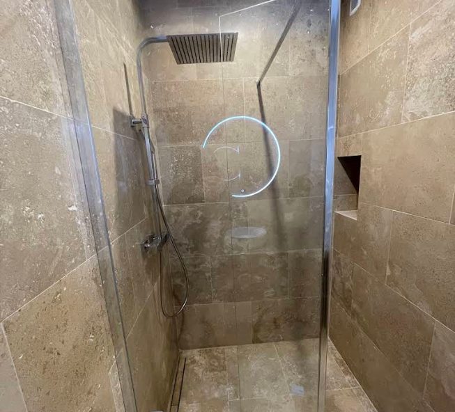Douche à l'italienne toute en travertin, réalisation Paoli Plomberie